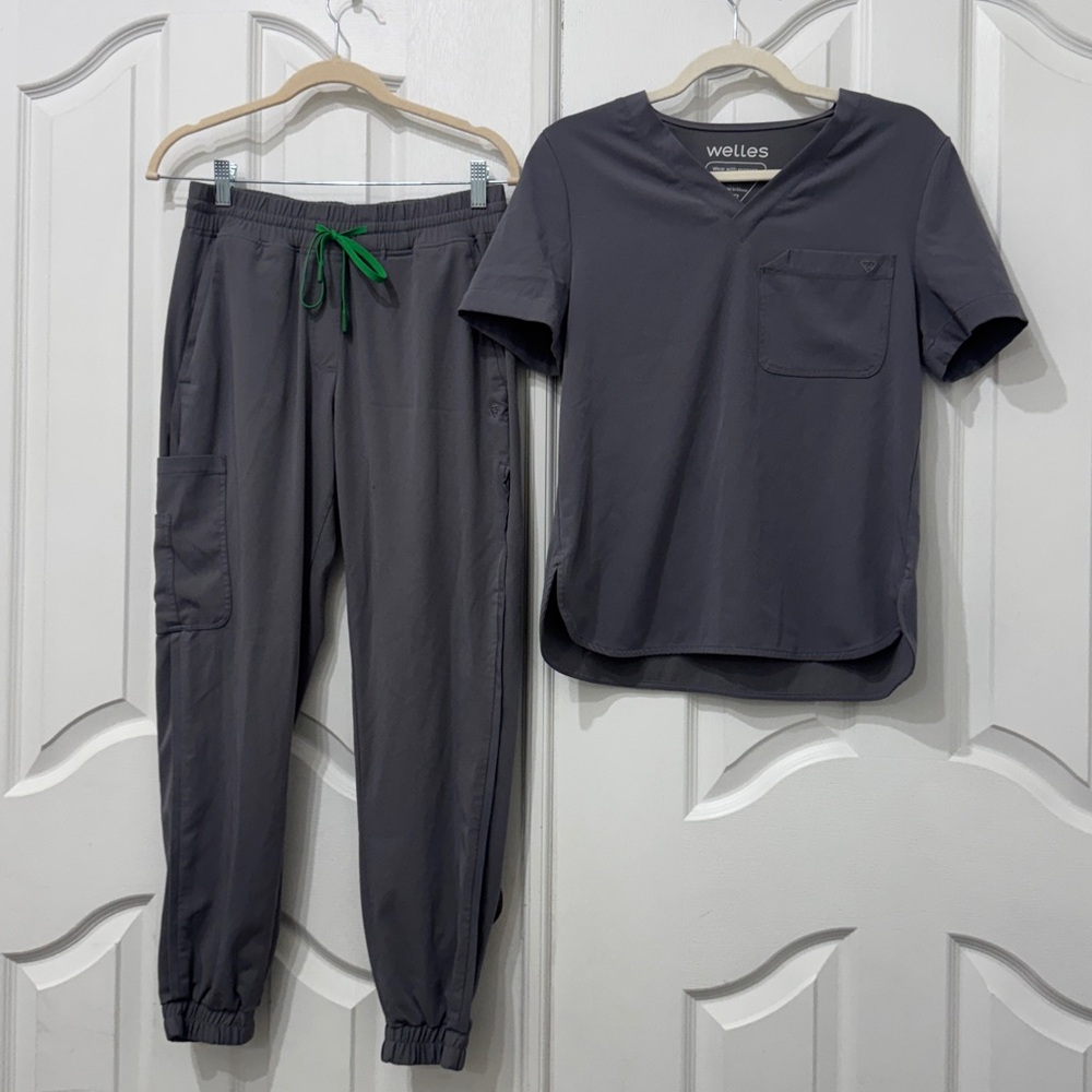 Women’s Welles scrubs Everybody classic V in Granite XS, On track jogger pant S